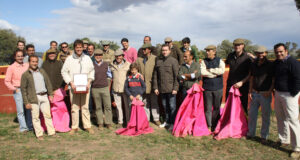 Dávila Miura, con la placa concedida por Tendido Joven.