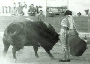Fabián Ruiz con el toro “Candilejo”, de La Punta.
