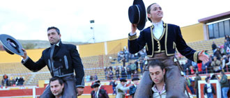 Pleno de Noelia Mota, a hombros con Sergio Vegas