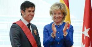 Esperanza Aguirre ha entregado la cruz a Joselito. (Foto: Javier Arroyo)