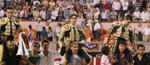 Sánchez, Castella y Manzanares, a hombros en la Monumental. (Foto: Emilio Méndez)