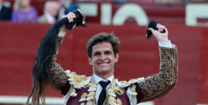 Un Juli pletórico ha paseado el rabo de un cuvillo de vuelta al ruedo. (Foto: Arjona)