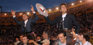 Andy y Galán, en volandas. (Foto: Julián López)