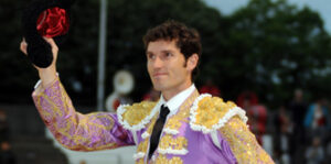 Saliendo a hombros de Alès. (Foto: I Dupin)