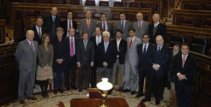 Momento en el que el Congreso recibió a los taurinos a la llegada de las firmas de la ILP (Foto: J. Arroyo)