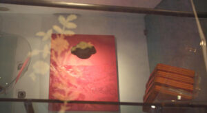 Las almohadillas sobre la mesa y al fondo, el collage "Montera".