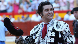 Morante lo borda en Alicante y regala unas gafas al presidente