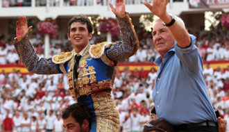 Aguilar, a hombros con el ganadero José Escolar. (Foto: Berho)