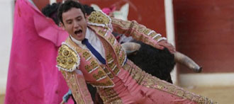 Oreja para Pozo y cornadas para Pascual en Calasparra