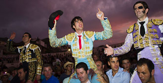 La terna a hombros en la alternativa de Adrián de Torres