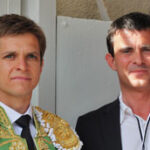 El ministro galo junto a El Juli en la plaza de toros de Nimes