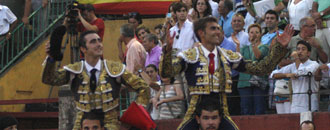 Pleno de El Fandi, a hombros con Sergio Blasco