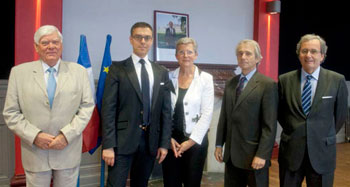 De izquierda a derecha: Reynald Ottenhof (Presidente de la Comisión Jurídica del Observatorio Nacional de las Culturas Taurinas, Guillaume François, abogado de la Unión de Villas Taurinas de Francia, Geneviève Darrieussecq, alcaldesa de Mont de Marsan y presidenta de la UVTF, André Viard, presidente del ONCT y Michel Dufranc, abogado del ONCT.