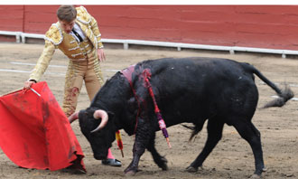 Juan Leal causa sensación en su presentación en Acho