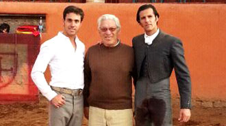 Mora, junto al ganadero Marco Garfias y el matador José Mauricio.