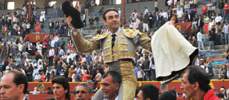 Enrique Ponce, dos orejas, a hombros en Lima