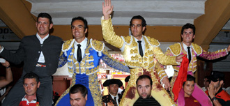La terna, a hombros con buena corrida de El Torero