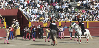 Lima presenta su españolizada Feria del Señor de los Milagros