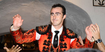 El Fandi, a hombros en el mano a mano con Padilla