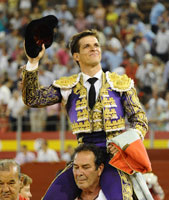 Juli, tres orejas a su magisterio, se impone en Almería