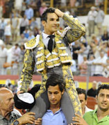 Manzanares, tres orejas, primer triunfador en Almería