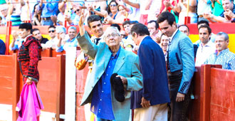 Ponce brindó las pasadas Hogueras en Alicante un toro a Pepe Manzanares, en presencia de su hijo José María y sus nietos Manuel y José María. (Foto: Joserra Lozano)