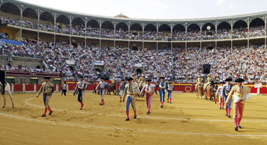 Los propietarios de la plaza de Granada estudiarán nuevas ofertas de arrendamiento
