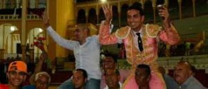 El Califa, a hombros con el ganadero y empresario Ricardo Ramírez.