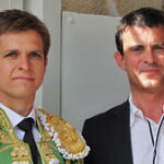 En la imagen superior, Manuel Valls junto a El Juli