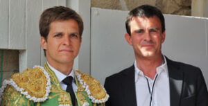 En la imagen superior, Manuel Valls junto a El Juli