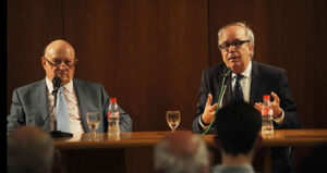 Paco Mora y José Luis Benlloch, que presentó el acto. (Foto: Mateo)