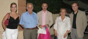 Juan Romero, rodeado de su esposa y sus tres hijos. (Foto: J.Bueno)