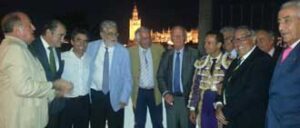 Ferrera, junto a Victorino y miembros del jurado tras el festejo del domingo en Sevilla.