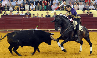 Hermoso de Mendoza triunfa y llena en el arranque de Lisboa