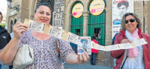 Dos aficionadas muestran sus entradas. (Foto: Ideal)