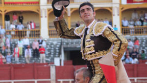 Perera, saliendo a hombros. (Foto: Soraya Sanz)