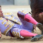 Momento de la cogida. (Foto: J. Arroyo)