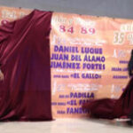 Maximino, el alcalde de Cuenca y Juan del Álamo, descubren el cartel.