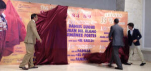 Maximino, el alcalde de Cuenca y Juan del Álamo, descubren el cartel.