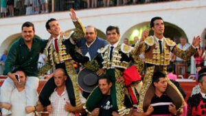 El ganadero de Torrehandilla y Torreherberos, junto al mayoral y la terna, en volandas en Almadén. (Foto: Emilio Méndez)
