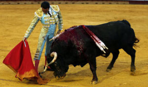 Ponce, sobre la diestra ante el cuarto. (Foto: Arjona)