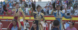 Pinar, Pérez Mota y Tendero, a hombros en San Lorenzo de La Parrilla. (Foto: Javier Arroyo)