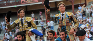 Ureña y Juan Leal, a hombros. (Foto: André Viard)