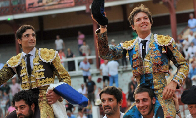 Paco Ureña y Juan Leal, a hombros en Bayona
