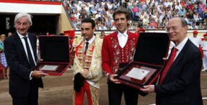 Ponce y Hermoso fueron homenajeados tras el paseíllo. (Foto: Arjona)