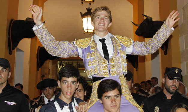 Borja Jiménez, a hombros en la nocturna de El Puerto