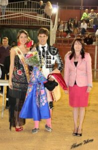 Álvaro García, recogiendo el capote de paseo al triunfador en Perales de Tajuña.