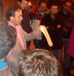 Negret, compartiendo el fallo de la Corte Constitucional con los novilleros en huelga de hambre. (Foto: @jpopina)