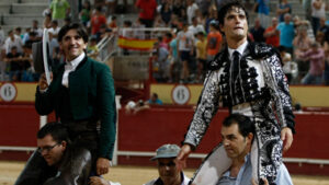 Ventura y Abellán, a hombros en Navalcarnero. (Foto: González Arjona)