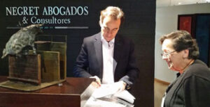 Felipe Negret, de la Corporación Taurina de Bogotá, recibiendo el fallo de la Corte.